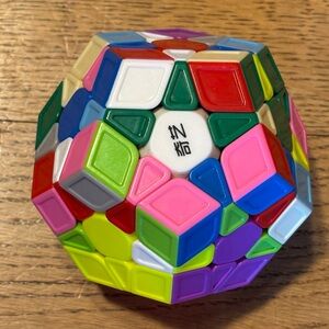 Qiyi Megaminx Cube Sculpted Stickerless 3X3 Pentagonal Dodecahedron Speed Puzzle